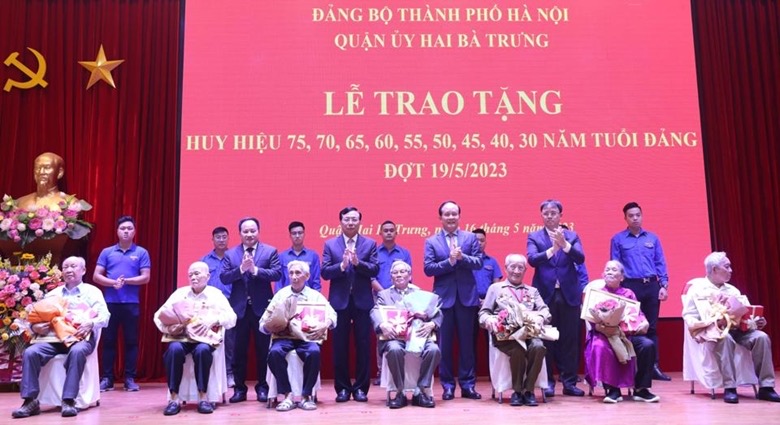 Hình ảnh: Hà Nội: Hơn 7.500 đảng viên được Trao tặng Huy hiệu Đảng số 1