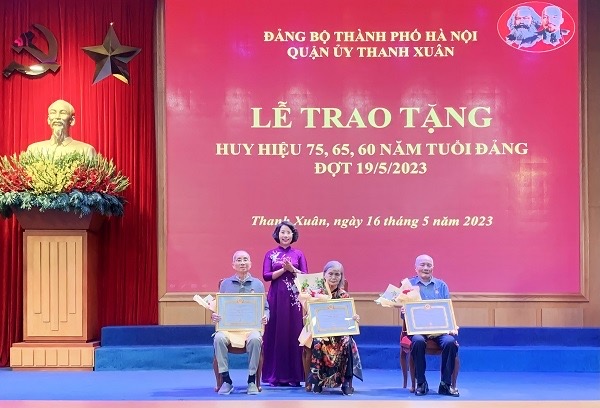 Hình ảnh: Hà Nội: Hơn 7.500 đảng viên được Trao tặng Huy hiệu Đảng số 2