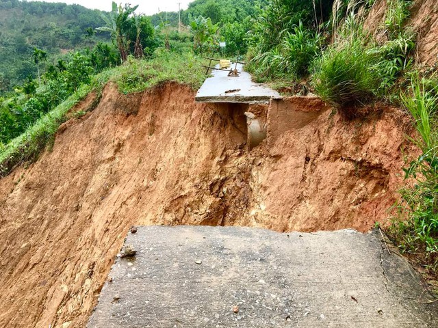 Hình ảnh: Quảng Ngãi công bố tình huống khẩn cấp sạt lở núi, bờ sông số 1