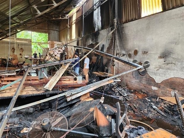 Hình ảnh: Cháy xưởng gỗ trong khu đông dân cư tại Bình Dương số 1