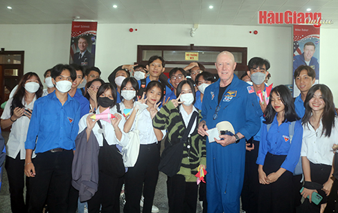 Hình ảnh: Lần đầu tiên Việt Nam tổ chức 'Tuần lễ NASA' tại Đông Nam Á số 1