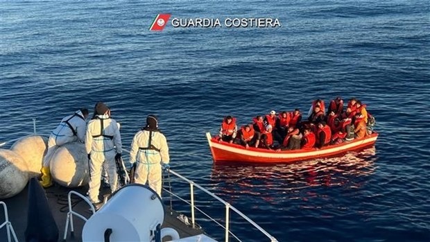 Hình ảnh: Gần 1.500 người di cư được cứu sống ở Địa Trung Hải số 1