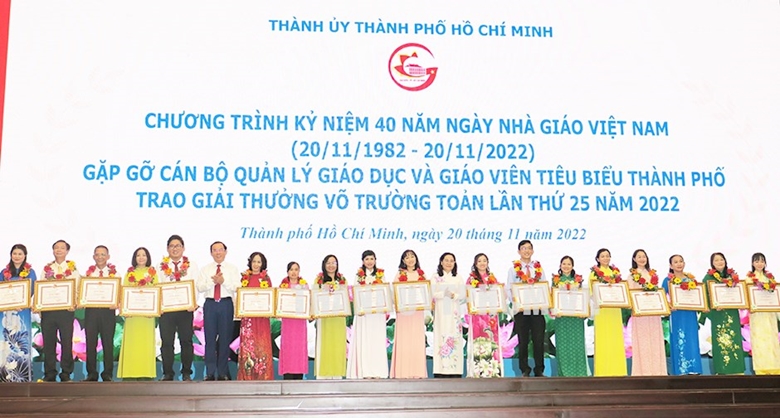 Hình ảnh: TP Hồ Chí Minh kỷ niệm 40 năm Ngày Nhà giáo Việt Nam số 1
