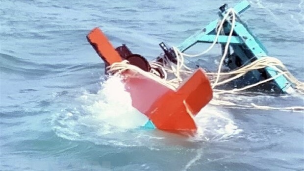Hình ảnh: Bộ đội Biên phòng Kiên Giang cứu sống 5 ngư dân gặp nạn trên biển số 1