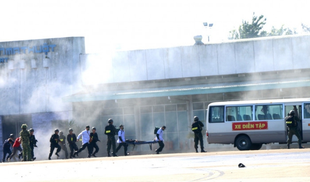 Hình ảnh: Diễn tập chống bạo động tại sân bay Buôn Ma Thuột số 3