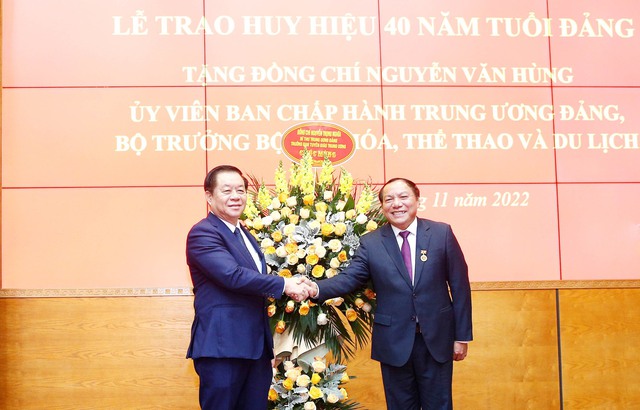 Hình ảnh: Trao Huy hiệu 40 năm tuổi Đảng cho Bộ trưởng Bộ VHTT&DL số 2