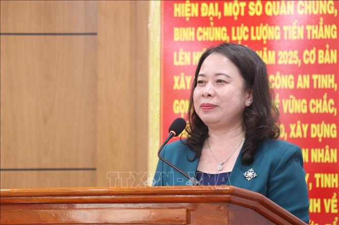 Hình ảnh: Phó Chủ tịch nước Võ Thị Ánh Xuân thăm, tặng quà lực lượng Công an tỉnh Long An số 1