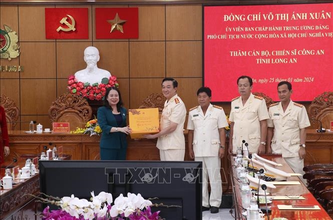 Hình ảnh: Phó Chủ tịch nước Võ Thị Ánh Xuân thăm, tặng quà lực lượng Công an tỉnh Long An số 2