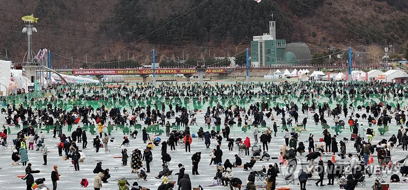 Hình ảnh: Hàn Quốc: Lễ hội câu cá sông băng thu hút hơn 1,5 triệu lượt khách số 1