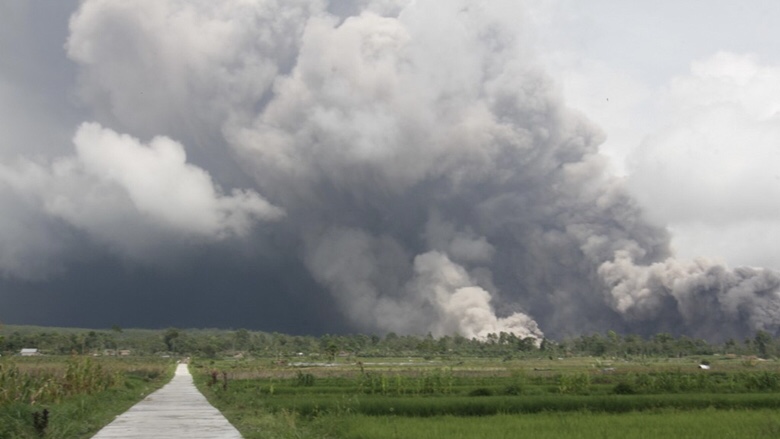 Hình ảnh: Núi lửa Semeru phun trào: Indonesia nâng cảnh báo lên mức cao nhất số 1