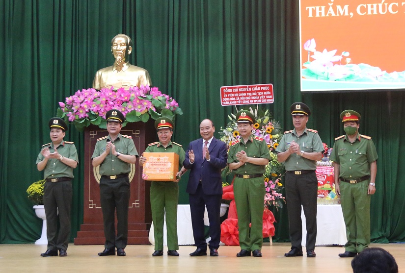 Hình ảnh: Chủ tịch nước Nguyễn Xuân Phúc thăm, chúc Tết Công an Thành phố Hồ Chí Minh số 3