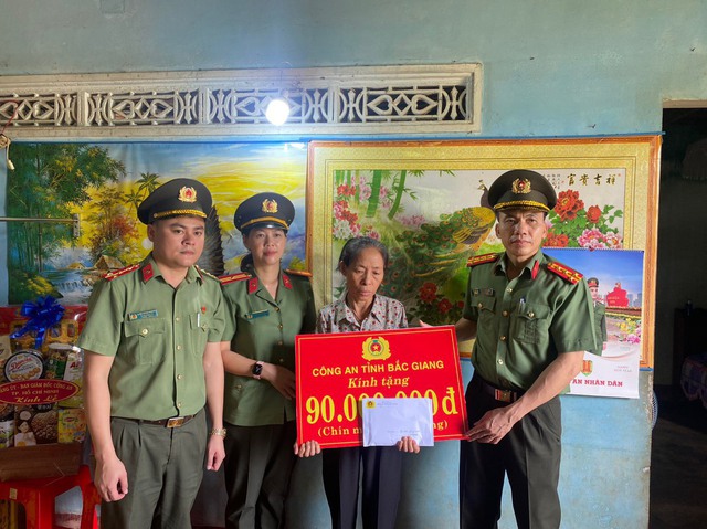 Hình ảnh: Công an tỉnh Bắc Giang hỗ trợ gia đình liệt sĩ CAND, người dân bị tấn công tại tỉnh Đắk Lắk số 1