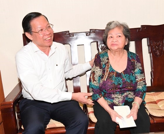 Hình ảnh: TP Hồ Chí Minh: Thăm, tặng quà các gia đình chính sách tiêu biểu số 1