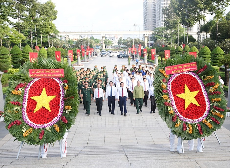 Hình ảnh: Lãnh đạo TP Hồ Chí Minh dâng hoa, dâng hương tưởng niệm các anh hùng liệt sĩ số 1