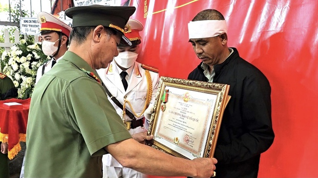 Hình ảnh: Ba chiến sĩ Công an hy sinh trên đèo Bảo Lộc được truy tặng 'Huân chương Bảo vệ Tổ quốc' số 1