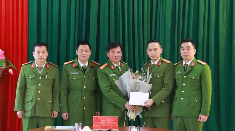 Hình ảnh: Khen thưởng Ban Chuyên án bắt giữ thành công anh trai “Tàng Kaengnam” số 1