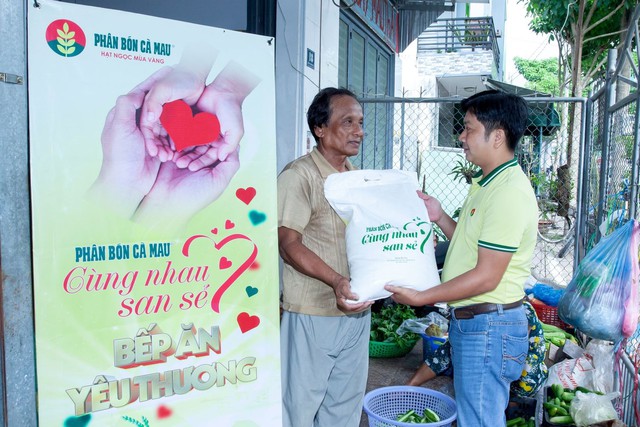 Hình ảnh: Phân bón Cà Mau trao tặng gạo cho các bếp ăn yêu thương tại Cần Thơ số 1