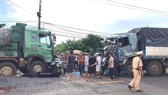 Hình ảnh: Phó Thủ tướng Trần Lưu Quang chia buồn với gia đình nạn nhân vụ tai nạn tại Gia Lai số 1