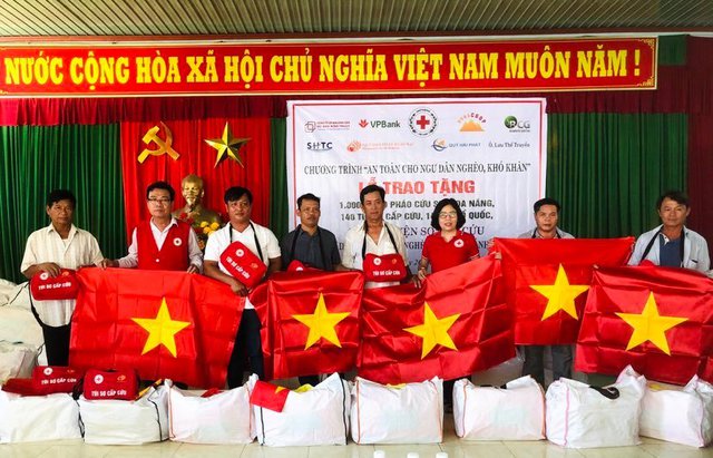 Hình ảnh: Trao tặng áo phao cứu sinh đa năng cho ngư dân tại 19 tỉnh, thành phố số 1