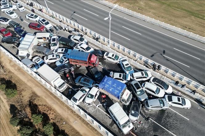 Hình ảnh: Trung Quốc: Hơn 200 ô tô đâm liên hoàn trên một cây cầu số 1
