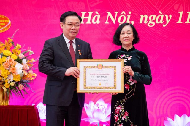 Hình ảnh: Chủ tịch Quốc hội Vương Đình Huệ nhận Huy hiệu 40 năm tuổi Đảng số 1