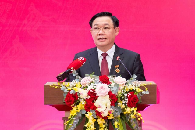 Hình ảnh: Chủ tịch Quốc hội Vương Đình Huệ nhận Huy hiệu 40 năm tuổi Đảng số 2