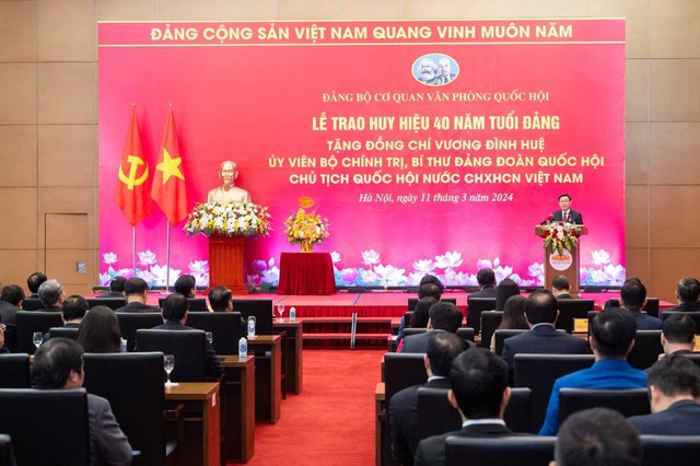 Hình ảnh: Chủ tịch Quốc hội Vương Đình Huệ nhận Huy hiệu 40 năm tuổi Đảng số 3
