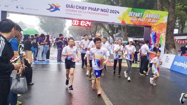 Hình ảnh: Hơn 1.800 người tham dự giải chạy quy mô lớn dành cho cộng đồng Pháp ngữ tại Việt Nam số 1