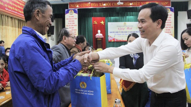 Hình ảnh: Tặng 11.300 suất quà cho người lao động Đà Nẵng dịp Tết số 1
