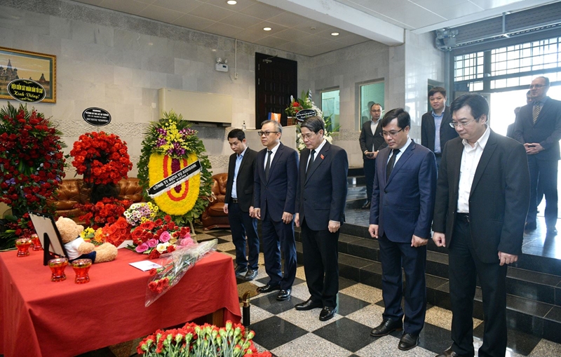 Hình ảnh: Phó Chủ tịch Quốc hội Nguyễn Đức Hải viếng và ghi sổ tang chia buồn tại Đại sứ quán Nga số 1