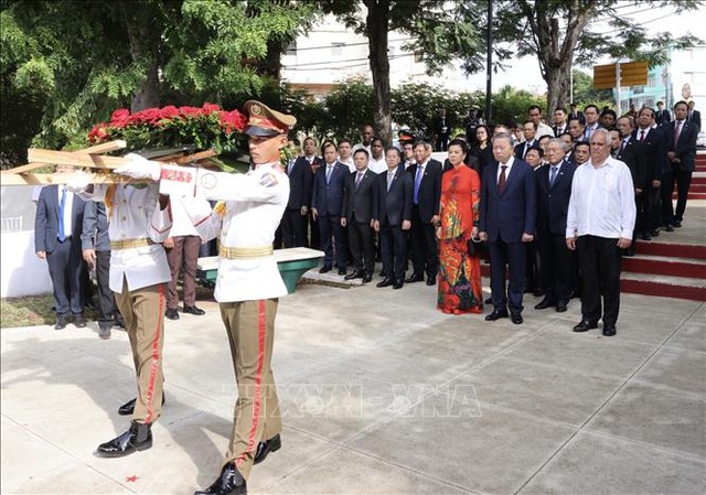 Hình ảnh: Tổng Bí thư, Chủ tịch nước Tô Lâm đặt vòng hoa tại Tượng đài Chủ tịch Hồ Chí Minh ở La Habana số 2