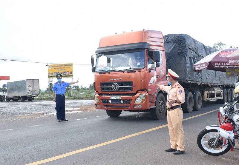 Hình ảnh: Không kiểm tra xe chở hàng thiết yếu, lương thực phục vụ vùng dịch số 1