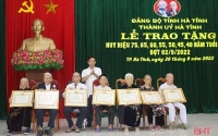 Hà Tĩnh tặng huy hiệu Đảng cho 1.777 đảng viên dịp Quốc khánh 2/9