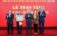 Trao huy hiệu 30 năm tuổi Đảng cho đồng chí Nguyễn Hữu Dũng