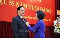 Trao Huy hiệu 55 năm tuổi Đảng cho đồng chí Lê Hồng Anh