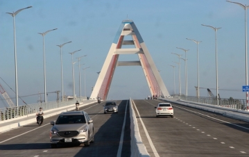 Thông xe cầu Trần Hoàng Na bắc qua sông Cần Thơ