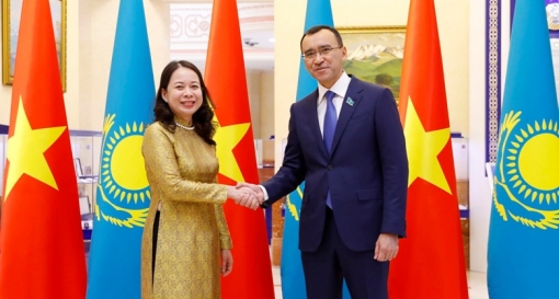 Phát triển hơn nữa quan hệ hữu nghị truyền thống tốt đẹp với Kazakhstan
