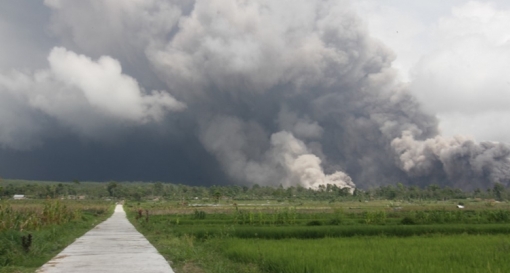 Núi lửa Semeru phun trào: Indonesia nâng cảnh báo lên mức cao nhất