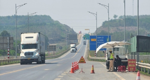2 địa phương không đồng tình cấm một số loại xe vào cao tốc Cam Lộ - La Sơn