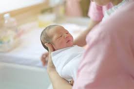 Trẻ em ngay sau khi sinh ra được cấp mã thẻ bảo hiểm y tế tạm thời.