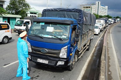 Không kiểm tra xe chở hàng thiết yếu, lương thực phục vụ vùng dịch