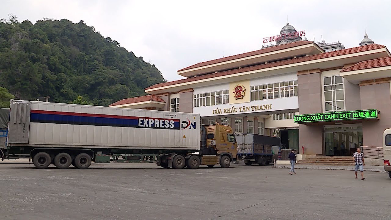 Phó Thủ tướng: Yêu cầu 4 tỉnh điều phối hợp lý phương tiện vận tải lên cửa khẩu, tránh ùn tắc