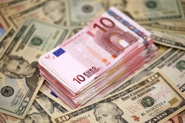 Vì sao đồng euro ngang giá đồng USD?