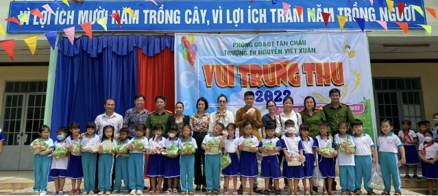 Tây Ninh: Trao quà Trung thu cho trẻ em nghèo vùng sâu, vùng xa