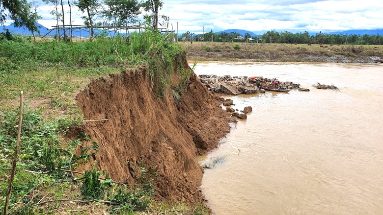 Quảng Nam: Người dân phải di dời do sạt lở bờ sông Vu Gia