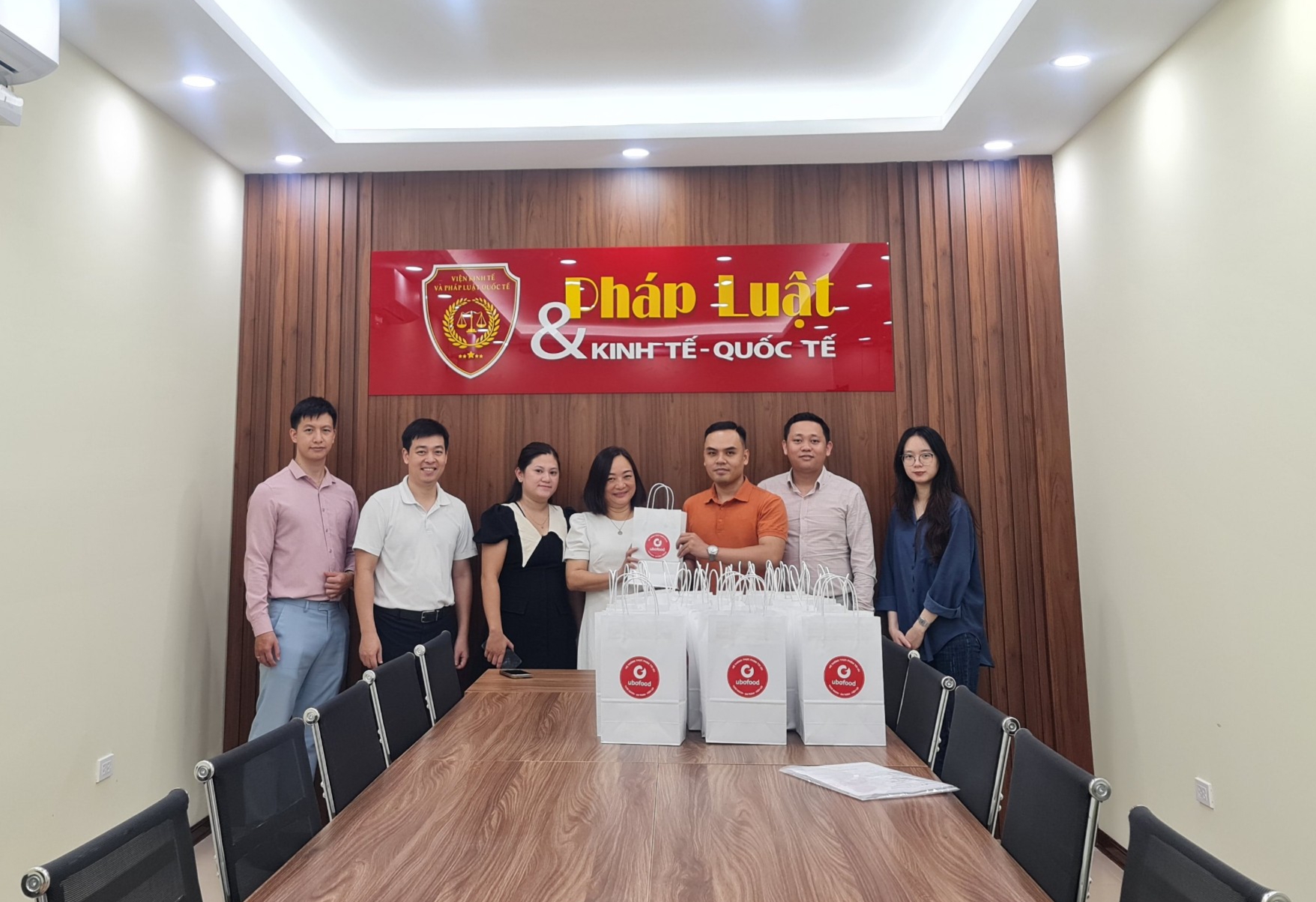 Viện Kinh tế và Pháp luật Quốc tế phối hợp cùng Công ty Cổ Phần Ubofood  tổ chức thăm tặng quà các cơ sở giáo dục nhân dịp ngày Nhà giáo Việt Nam 20/11