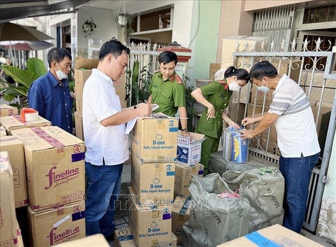 Phát hiện số lượng lớn hàng hóa nghi nhập lậu ở An Giang