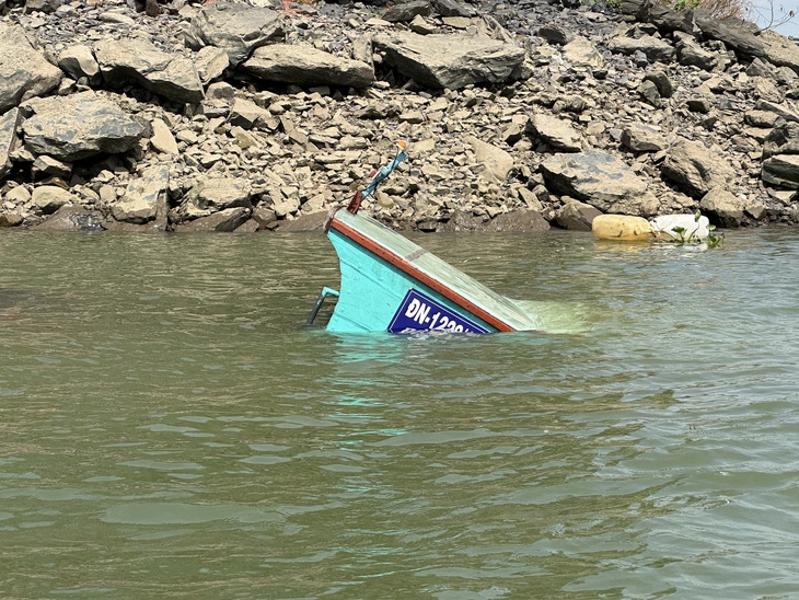 Lật đò, 12 người rơi xuống sông Đồng Nai, 1 người tử vong
