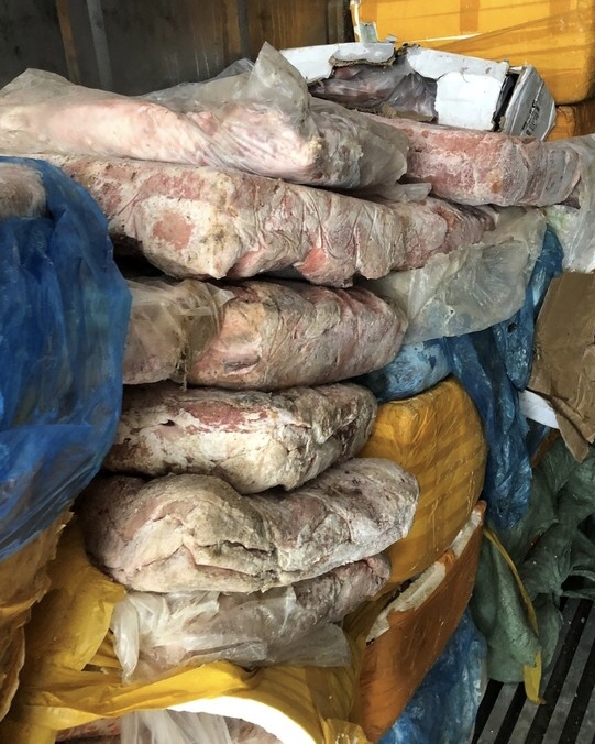 Phát hiện hai container thịt bò và nội tạng lợn không rõ nguồn gốc