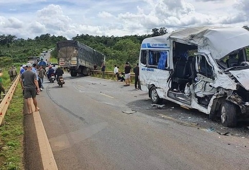 Đắk Lắk: Xe khách 16 chỗ và xe tải tông nhau, nhiều người thương vong